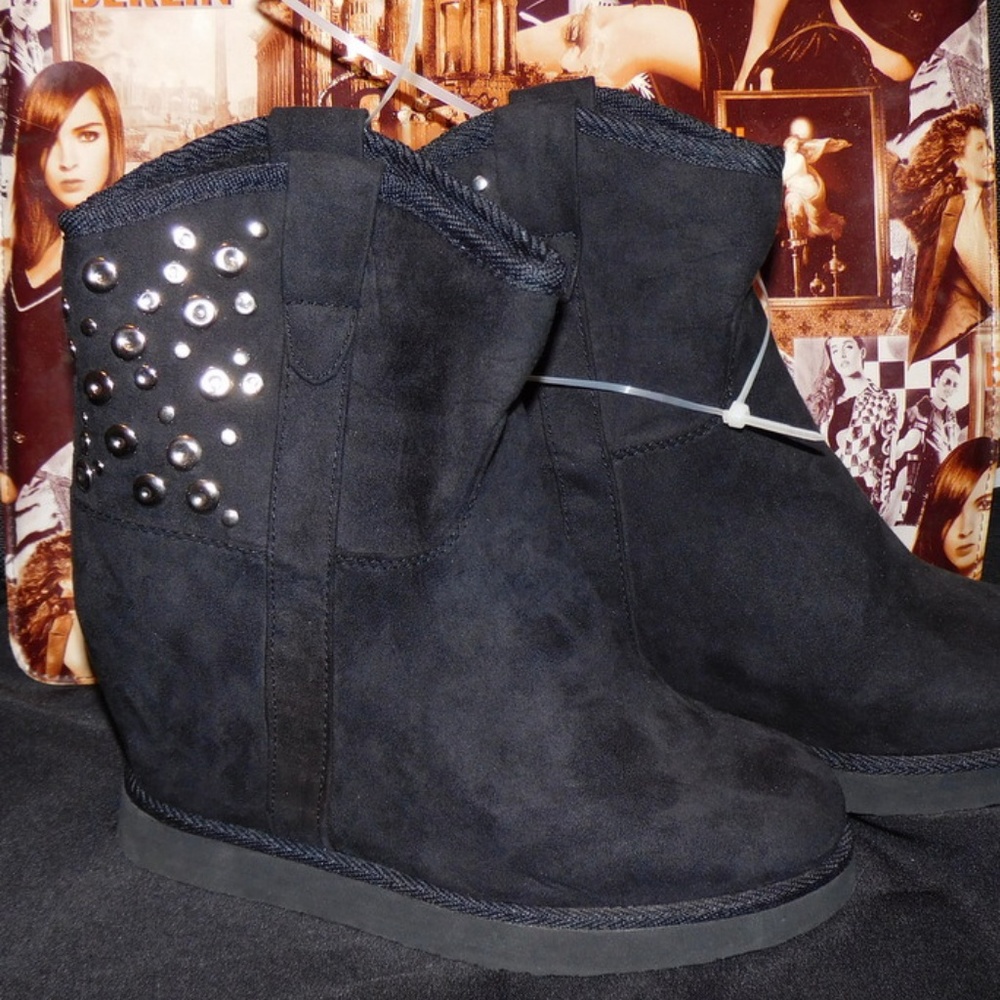 Qupid Black Studded Faux Fur Wedge Boots 8 SIZE